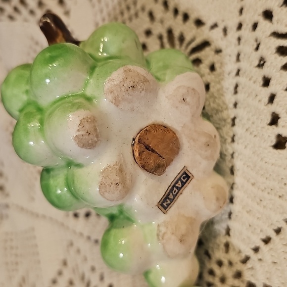 Vintage Japan Ceramic Green and Purple Grape Cluster Dainty Salt/Pepper Shakers - Picture 3 of 8